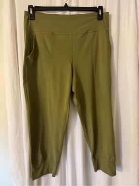 Lululemon , Align high Rise Olive Green Active Capri joggers Pants🔅🔆🌞💚